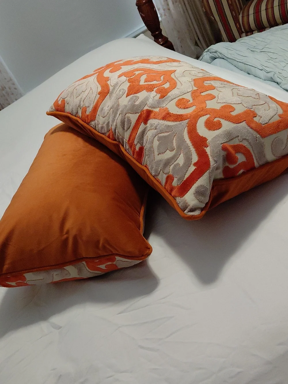 Like New 2 Beauriful Rust And Grey Design Decorator Feather Pillows